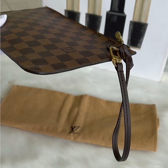 Auth Louis Vuitton Wristlet - Picture 12 of 17